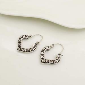 Boucles d'oreilles créoles en forme de cœur, plaquées argent antique, bijoux vintage en alliage, boucles d'oreilles unisexes tendance - Product Image 3