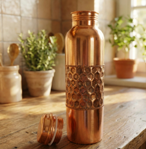 Botella de Agua de Cobre con Textura Dimpled, Acabado Martillado, Portátil, con Tapa, Diseño Minimalista, para Viajes - Product Image 4