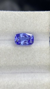 Pierre naturelle certifiée Tanzanite Long Cushion Cut, très exceptionnelle, avec une couleur et un lustre excellents, Zoisite naturelle, 1,91 carat, loupe. - Product Image 3