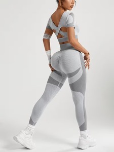 Conjunto Deportivo de 2 Piezas para Mujer, Sujetador Deportivo Sin Costuras con Espalda Cruzada y Leggings de Cintura Alta con Control de Abdomen, Ropa Deportiva Minimalista Sólida para Entrenamiento - Product Image 3