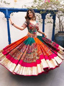 Ensemble Lehenga Choli traditionnel brodé à blocs de couleurs, robe longue en coton Banarasi imprimée au bloc avec dupatta pour la fête de Diwali - Product Image 2