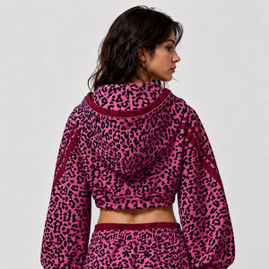 Hoodie court zippé doux pour femme, imprimé léopard rose, avec détails contrastants, style streetwear, pour la mode féminine - Product Image 2