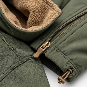 Veste d'hiver softshell personnalisée pour étudiants avec couleurs vertes de l'école, tissu coupe-vent imperméable et logo brodé - Product Image 4