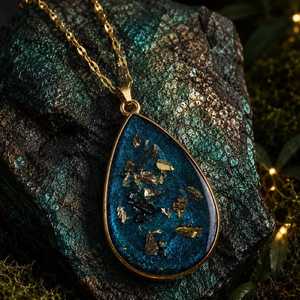 Collar Relicario del Océano Místico |   Colgante de Resina Azul Intenso |   Cadena de Serpiente con Cuentas para Mujer |   Joyería de Moda Hecha a Mano para Bodas y Fiestas - Product Image 5