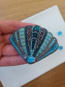 Broche artisanale haut de gamme brodée de perles pour manteau, écharpe, chapeau et sac – Broche de mode brodée de perles faite à la main, motif floral de créateur - Product Image 2