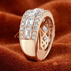 Anillo de compromiso y aniversario de moissanita de lujo con tres filas de moissanita talla esmeralda y redonda en oro rosa para ella - Product Image 3