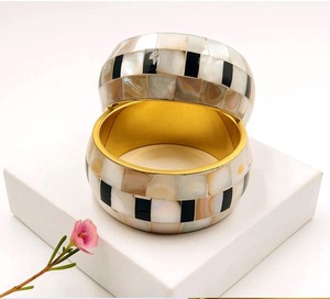 Brazalete de Madreperla con Diseño de Tablero de Ajedrez, Hecho a Mano con Incrustaciones de Concha y Detalles Negros, Tono Dorado Ancho, Estilo Boho - Product Image 2