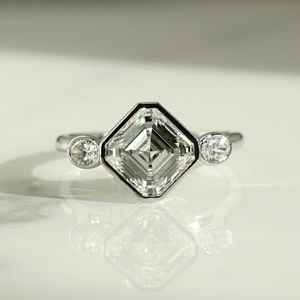 Bague à trois pierres en moissanite incolore taille Asscher 3 carats pour femme, en argent 925 original, pour un charme unique, cadeau de promesse pour mariée - Product Image 1