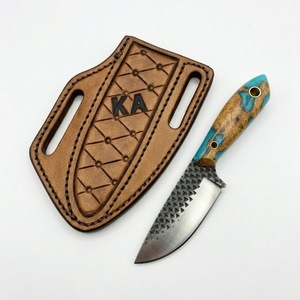 Cuchillo EDC de hoja fija de acero hecho a mano con raspador, mango híbrido de madera de Burl y resina turquesa, con funda de cuero - Product Image 1