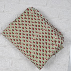 Tela de Algodón Estampada a Mano con Diseño Floral Verde y Rojo, Orgánica, Ecológica, Hecha a Mano, para Confección de Prendas y Textiles para el Hogar - Product Image 2