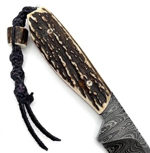 Couteau de chasse en acier Damas, manche en bois de cerf, pointe clip, lame droite avec cordon, fait main et personnalisé - Product Image 4