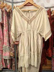 ชุดเดรสผ้าฝ้ายทรงเอไลน์แขนสั้นสำหรับผู้หญิง สวมใส่สบาย ผลิตโดยผู้ผลิตชุดลำลอง ราคาขายส่งที่ดีที่สุด ลายพิมพ์บล็อกมือแบบดั้งเดิม ชุดเดรสสั้น - Product Image 3
