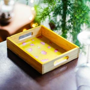 Bandeja de Almacenamiento de Madera Amarilla con Diseño Floral Rosa, Rectangular, Estilo Moderno y Lujoso, Acabado Pulido para Cocina, Baño, Mesa - Product Image 4