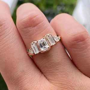 Anillo de Oro Amarillo de 14K con Cinco Piedras de Diamantes Cultivados en Laboratorio de 2.02CT con Corte Esmeralda y Diseño de Ola, Ideal como Regalo de Promesa de Matrimonio para Novias - Product Image 2