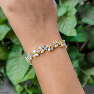 Bracelet Arin Luxury Co pour femme en or rose vintage entièrement serti de diamants – Manchette florale à coupe marquise pour mariage et occasions spéciales - Product Image 1