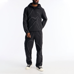 Ensemble tendance 2027 pour homme : survêtement noir à capuche en polyester longueur intégrale, style streetwear avec passepoil blanc ondulé, collection printemps décontractée - Product Image 1
