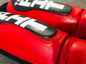 Protège-tibias et protège-jambes en cuir rouge avec fermeture auto-agrippante, genouillères de protection légères pour l'entraînement de kick-boxing unisexe - Product Image 3