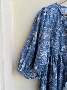 เดรสยาวลายดอกไม้ลำลองสำหรับผู้หญิง ผ้าฝ้ายพิมพ์ลายบล็อกอินเดีย แต่งลายปักและพู่ห้อย เหมาะสำหรับใส่ในฤดูร้อน - Product Image 5