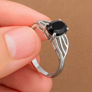 Bague de fiançailles unisexe Rhaya Jewels en argent sterling 925 plaqué rhodium avec onyx noir taille ovale et sertissage à griffes, design tendance - Product Image 2