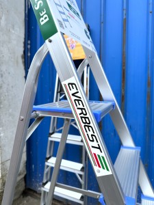 Échelle en aluminium robuste adaptée aux travaux de construction et d'entretien. - Product Image 2