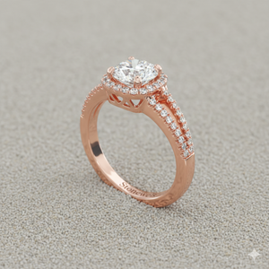 Anillo de compromiso con halo de diamantes y tallo dividido tipo cojín - Product Image 4