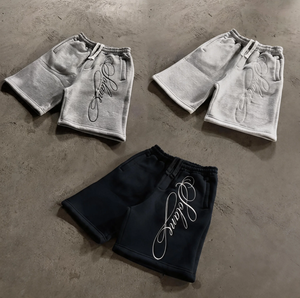 Shorts en coton streetwear pour homme, gris chiné, avec logo brodé en écriture gothique, style décontracté - Product Image 1