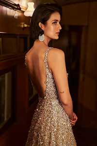 Robe de soirée sirène longue en mousseline anti-plis, à col montant, manches évasées et sequins dorés, avec traîne chapelle - Product Image 3