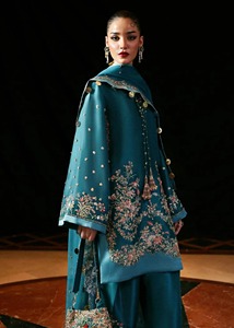 Vestido Anarkali pakistaní premium, vista lateral en verde menta pastel, largo hasta el suelo, maxi, con delicados detalles florales. - Product Image 3