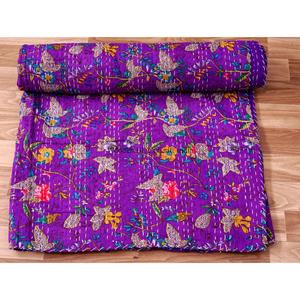Couette Kantha en coton finie à la main avec de riches motifs imprimés et un tissu superposé doux pour une décoration de chambre confortable et accueillante - Product Image 4