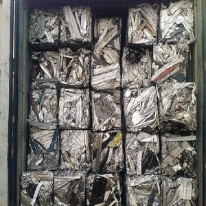 Chatarra de aluminio 6063: Perfiles extruidos cuidadosamente clasificados para un procesamiento de alto rendimiento y recuperación de metal refinado - Product Image 5
