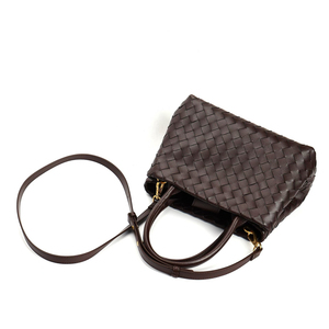 Sac fourre-tout classique pour femme en cuir tressé noir avec anse supérieure et bandoulière amovible, motif losanges et fermeture à rabat - Product Image 3