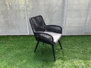 Ensemble de mobilier de jardin moderne pour l'extérieur : Table ronde en verre et chaises tressées – Idéal pour terrasse, balcon, hôtel, entrepôt - Product Image 4
