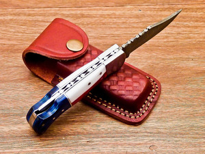 Couteau de poche pliant artisanal en acier Damas avec verrouillage arrière, manche en os rouge, blanc et bleu, étui en cuir et poussoir en acier - Product Image 3