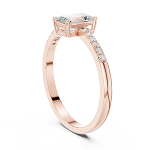 Anillo de Compromiso Solitario con Diamante Corte Esmeralda en Oro Rosa de 18 Quilates con Banda con Detalles en Pavé, Joyería Nupcial Elegante y Minimalista - Product Image 3