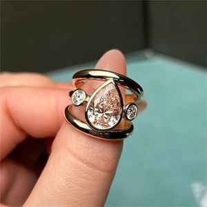 Bague à trois pierres et trois bandes en or massif 10 carats avec diamant rose fantaisie taille poire de 2,01 carats cultivé en laboratoire pour femme – Cadeau de fiançailles raffiné pour elle et moi - Product Image 1
