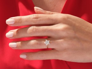 Bague en or massif 14 carats avec fleurs en diamants ronds et en forme de poire cultivés en laboratoire pour femmes, cadeau floral surprise pour les petites amies - Product Image 5