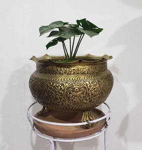 Macetero de latón con acabado dorado grabado tradicional, ideal para decoración de interiores del hogar y elegante estilo de plantas en la mesa de entrada. - Product Image 1