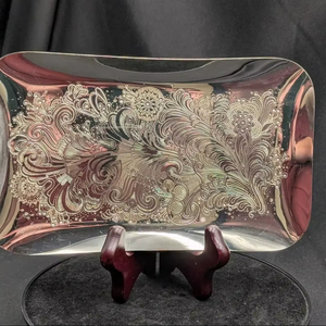 Plateau de service décoratif en métal finition argentée classique, idéal pour un cadeau de pendaison de crémaillère et les événements spéciaux, provenant d'Inde. - Product Image 1