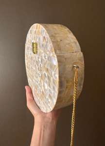 กระเป๋าคลัทช์ทำมือจากเปลือกหอยมุกธรรมชาติ สายโซ่ทองหรูหรา ของตกแต่งงานแต่งงาน - Product Image 3