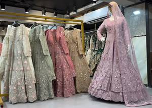 Robe de demoiselle d'honneur rose brodée en dentelle vintage, style Lehenga, à manches longues, pour mariage, soirée formelle, avec voile - Product Image 3