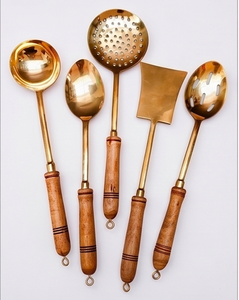 Ensemble de service fini doré avec manche en bois Ustensiles de cuisine élégants pour la fête de mariage Vaisselle rustique essentielle Cadeau - Product Image 1