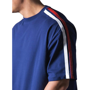 เสื้อยืดแขนสั้นสีขาวสำหรับผู้ชาย ลายทางเฉียงสีดำ คอกลม ทรงพอดีตัว - Product Image 4
