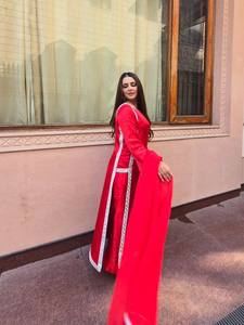 Robe de soirée longue en satin rouge, coupe empire, manches longues, avec bordure latérale, idéale pour mariage et festival - Product Image 1