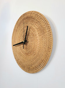 Horloge murale artisanale vietnamienne de 12 pouces en rotin, style rustique cottagecore, minimaliste, moderne, tissée naturellement, fournisseur de décoration intérieure - Product Image 2