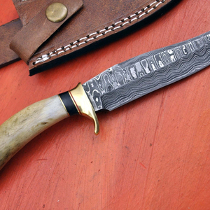 Cuchillo de Camping de Acero de Damasco Forjado a Mano con Borde Parcialmente Dentado, Cuchillo Desollador Ligero y Duradero con Mango de Cuerno de Ciervo - Product Image 2