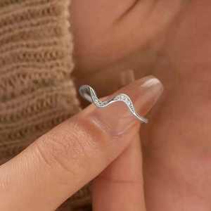 Anillos de Plata 925 con Circonita Minimalistas y Modernos al por Mayor, Anillos de Compromiso, Boda y Aniversario para Mujer, con Banda Trenzada - Product Image 2