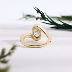 Anillo de compromiso de oro amarillo con diamante de corte ovalado, banda solitaria contemporánea de medio bisel con diseño en espiral, joyería fina nupcial para boda - Product Image 4