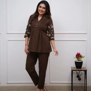 ชุดเสื้อผ้าฝ้ายผสมไหมพรีเมียมสำหรับผู้หญิง พร้อมลายปัก แบบกลับด้านได้ แห้งเร็ว สไตล์ปาร์ตี้ - Product Image 1