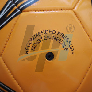 ลูกฟุตบอลเย็บด้วยเครื่องจักร น้ำหนักเบา ทำจากหนัง PU PVC  รับสกรีนโลโก้ - Product Image 5