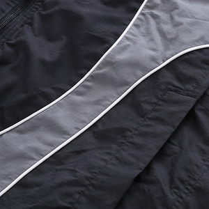 Conjunto Deportivo Personalizado para Hombre, Chaqueta Cortavientos con Parches de Poliéster y Nailon, Chaqueta con Cierre y Pantalones Cortos - Product Image 6